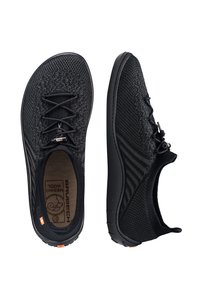 Czarne dzianinowe buty z teksturową powierzchnią, elastyczną podeszwą i elastycznymi sznurowadłami. Posiadają logo na wkładce oraz pomarańczowy akcent na pięcie.
