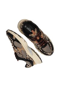 Schoen met luipaardprint, met een bovenkant van zwart en tan gaas, een beige zool en bruine accenten. Voorzien van veters en een gevoerde kraag voor comfort.