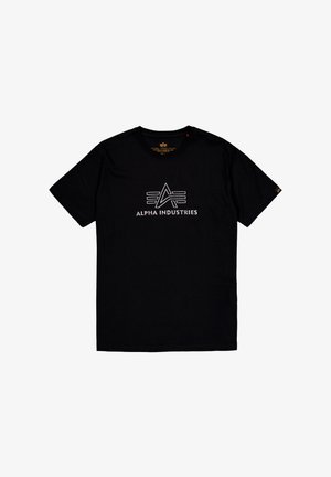 Svart t-shirt i bomull, med en vit grafisk design som har "ALPHA INDUSTRIES" text och logotyp tryckt på framsidan. Kortsleeves.