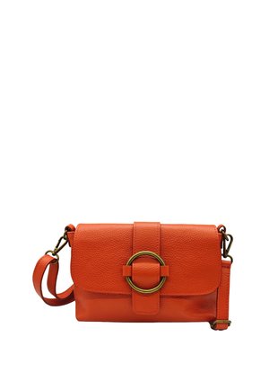 Sac bandoulière en cuir orange avec surface texturée, rabat avant, boucle circulaire en laiton et bandoulière réglable avec fermoirs en laiton.