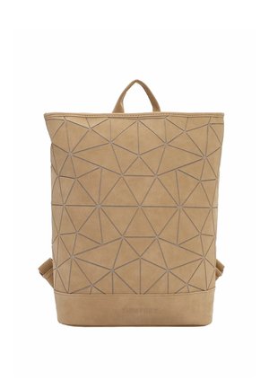 Beige rugzak met geometrisch patroon, bovenhandvat en verstelbare riemen, met gestikte driehoekige ontwerpen en een rechthoekige bodem.