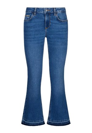 Niebieskie dżinsy z dzwonowatymi nogawkami, zapinane na guziki i zamek błyskawiczny, z przednimi kieszeniami i małym dekoracyjnym detalem na prawej kieszeni.