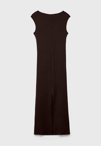Robe longue marron foncé sans manches, à col montant et fente unique dans le dos, présentée sur un fond uni clair.