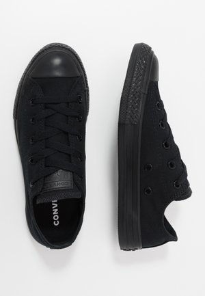 Schwarze Canvas-Sneaker mit runder Spitze, schwarzem Gummikappen, flachen Schnürsenkeln und strukturiertem schwarzen Boden. "Converse All Star"-Logo auf der Zunge.