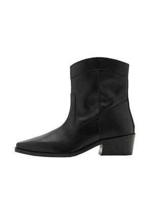 Botas de piel negras hasta el tobillo con punta afilada, tacón bloque medio y diseño minimalista. Detalle en la costura lateral y textura suave.