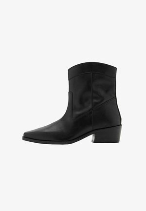 Botas de piel negras hasta el tobillo con punta afilada, tacón bloque medio y diseño minimalista. Detalle en la costura lateral y textura suave.