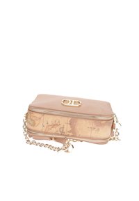 Clutch rettangolare rosa con design di una mappa sul lato, hardware dorato e tracolla a catena. Presenta una chiusura con zip e una superficie texturizzata.