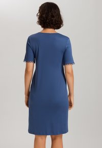 Abito blu realizzato in tessuto morbido, con maniche corte con bordi scallop e scollatura rotonda. Design semplice e dritto.