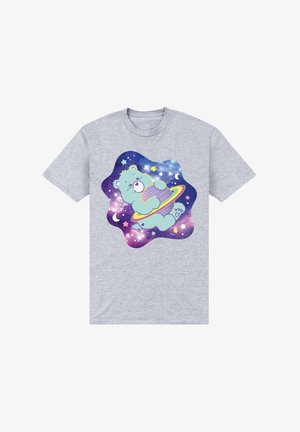 Szara bawełniana koszulka z grafiką przedstawiającą jasnoniebieskiego misia w kosmosie, trzymającego fioletową planetę pośród gwiazd i ciemnego galaktycznego tła.