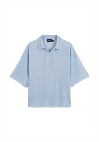 Polo bleu clair en tissu tricoté doux avec des manches courtes et un décolleté en V. Dispose d'un col classique et d'une coupe décontractée.