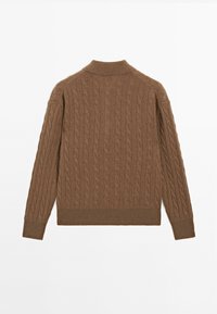 Brauner Kabelstrickpullover mit hohem Kragen, gerippten Ärmelbündchen und Saum. Weiche Textur, verziert mit hervorgehobenen Kabelmustern auf dem Stoff.