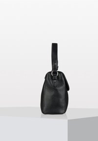 Borsa a mano in pelle nera con superficie testurizzata, forma curva, manico superiore e una fibbia accentuata in argento vicino alla tracolla. Design compatto.