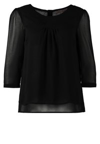 Svart halvgenomskinlig topp med tre fjärdedels ärmar, rund halsringning och subtil plissering fram, tillverkad av lättviktig tyg.