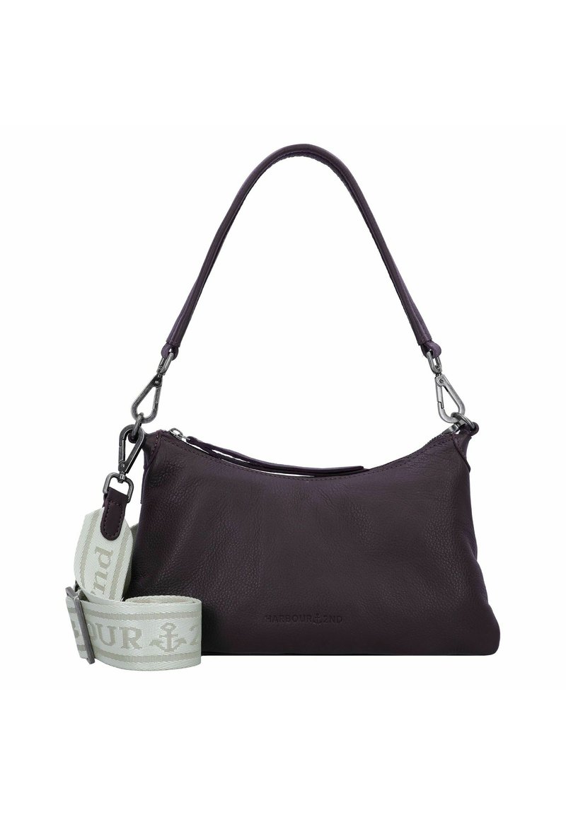 Bolso de hombro de cuero púrpura con una textura suave, que cuenta con una correa con estampado desmontable y acentos en hardware plateado. Asa ajustable.