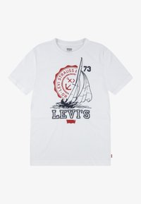 Camiseta de algodón blanca con un diseño gráfico en rojo y azul marino de un velero, texto "LEVI'S 73" y logo impresos en la parte frontal.