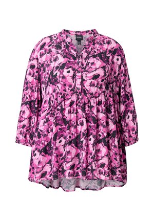 Różowa bluzka w kwiatowy wzór z długimi rękawami, dekoltem w kształcie litery V, zapięciem na guziki oraz marszczonym paskiem w talii. Wykonana z lekkiego, teksturowanego materiału.