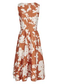 Ärmelloses Kleid in Rostfarbe mit großem weißen Blumenmuster, figurbetontem Oberteil, ausgestelltem Rock, glatter Satinstoff-Textur und Reißverschluss am Rücken.