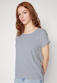 Gestreiftes T-Shirt in Marineblau und Weiß mit kurzen Ärmeln, rundem Halsausschnitt, lässiger Passform und umgeschlagenen Ärmeln, aus weichem Baumwollmaterial.