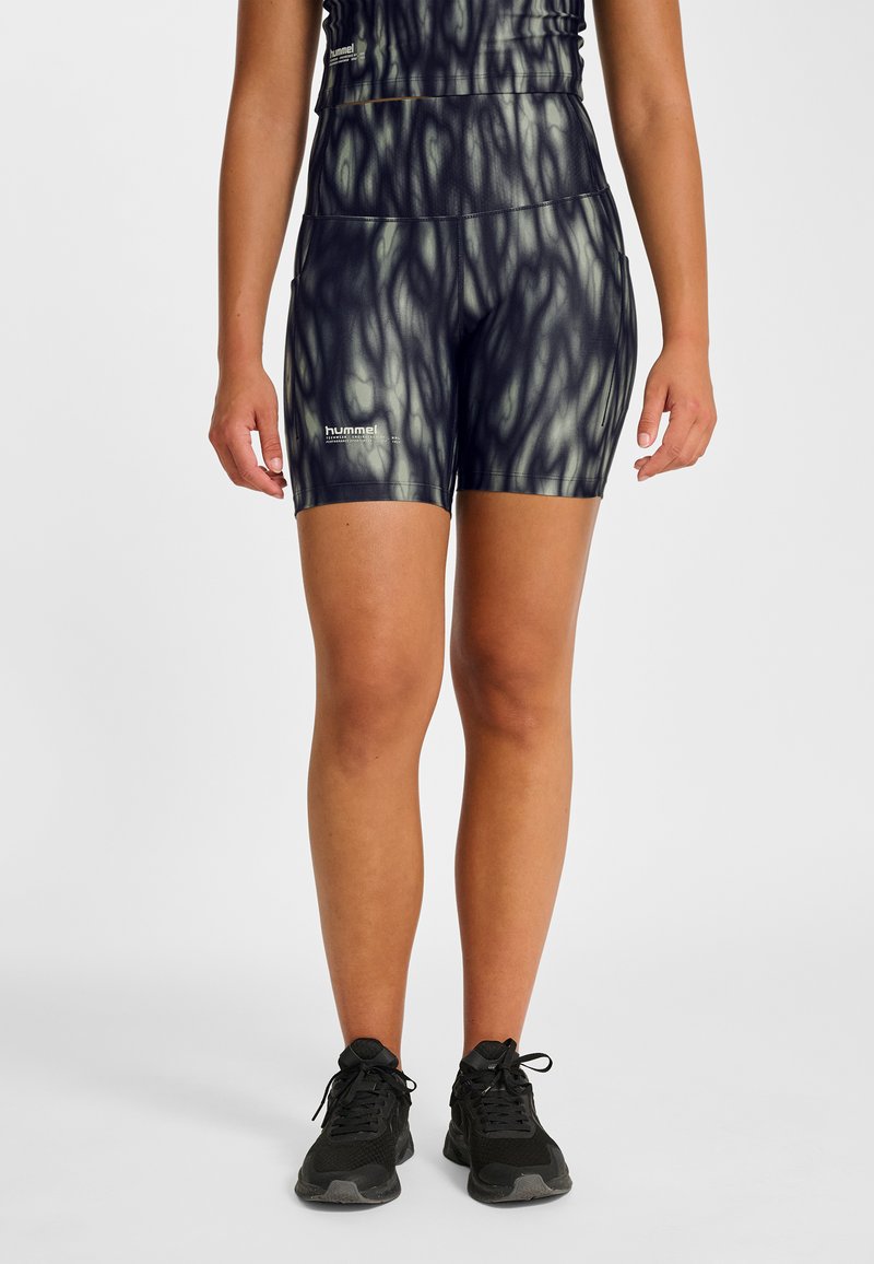 Svarta och grå mönstrade träningsshorts med hög midja, gjorda av stretchtyg, med en liten logotyp på vänster lår.