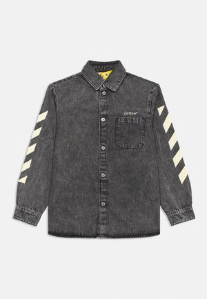 Μαύρο τζιν πουκάμισο με κουμπιά, με λευκές διαγώνιες ρίγες στα μανίκια και μικρό λογότυπο "Off-White" πάνω από την τσέπη στο στήθος.