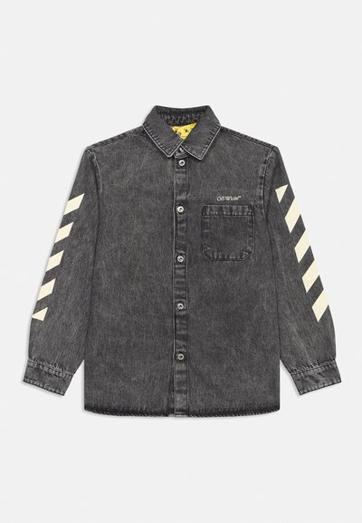 Μαύρο τζιν πουκάμισο με κουμπιά, με λευκές διαγώνιες ρίγες στα μανίκια και μικρό λογότυπο "Off-White" πάνω από την τσέπη στο στήθος.