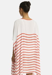 Weißer Kaftan mit roten horizontalen Streifen, lässiger Schnitt, kurze Ärmel und runder Halsausschnitt. Glattes Material und knielanges Design.