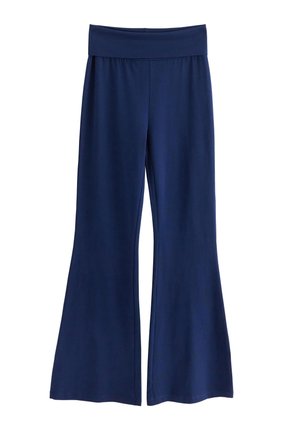 Pantalons évasés bleu marine avec une ceinture large et confortable. Fabriqués en tissu doux et extensible, ils présentent une texture lisse et une coupe décontractée.