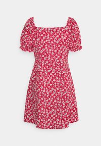 Punainen kukkamekko, jossa on pieniä valkoisia ja mustia kukkia, neliökaula-aukko, lyhyet puffihihat ja liehuva helma.