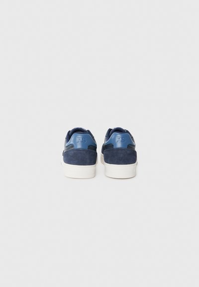 Marinblå mocka- och lädersneakers med vit gummisula, med en slät bakhälsedetalj och präglad logotyp.