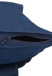 Sac en tissu bleu marine avec une poche zippée, présentant une texture lisse et des coutures durables. Design minimaliste sans motifs ni accents supplémentaires.