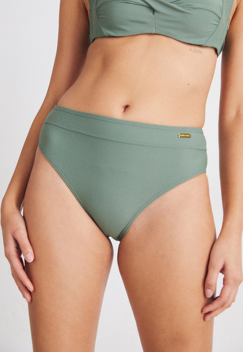 Høyt liv bikini-bunn i dempet grønn. Glatt, elastisk stoff med horisontale sømmer og subtilt gull-logo-akkent.