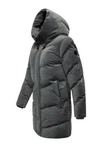 Tumši pelēks, pildīts ziemas mētelis ar lielu kapuci, priekšējo rāvējslēdzēju, sānu kabatām un apļveida uzšuvi kreisajā augšējā piedurknē.