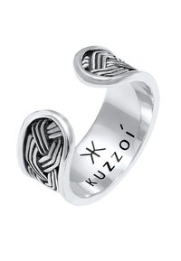Silberner verdrehter Ring mit einem schwarzen geflochtenen Muster an jedem Ende. Innen ist der Markenname "Kuzzoi" in schwarzer Schrift eingeprägt. Glatte Textur.