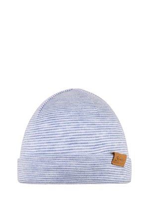 Weiche gestrickte Babymütze mit hellblauen und weißen schmalen Streifen sowie einem kleinen braunen Lederetikett am Saum.
