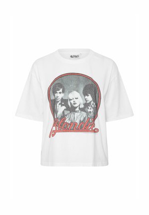 Wit T-shirt met een zwart-witfoto van drie mensen, omlijst door een rode rand, met daaronder in rood sierlijk schrift het woord "Blondie".