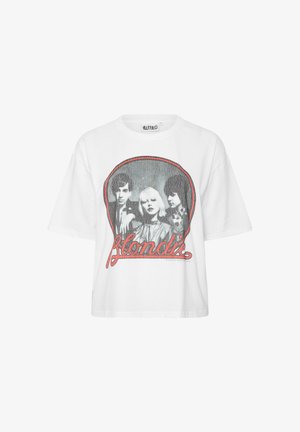 Hvid T-shirt med et sort-hvidt foto af tre personer indrammet i en rød kant med ordet "Blondie" i rød skrift nedenunder.