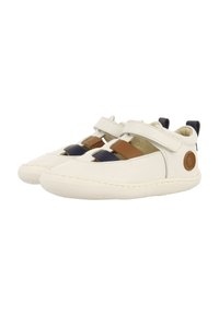 Zapatos de cuero blanco con dos correas de velcro, con acentos en azul marino y marrón, punta redondeada y una suela de goma con acabado texturizado.