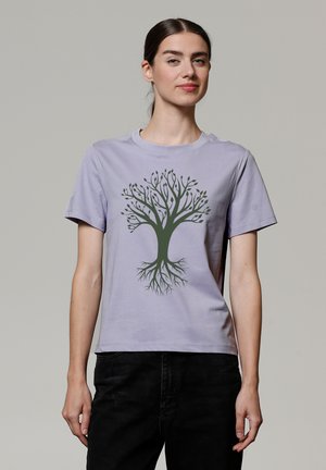 T-shirt en coton violet clair avec un graphisme d'arbre vert avec des branches et des racines. Manches courtes et col rond.