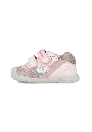 Chaussure pour tout-petit rose avec deux bandes velcro, ornée de suède et d'accents métalliques texturés, à bout arrondi et semelle en caoutchouc. Marque visible sur le côté.