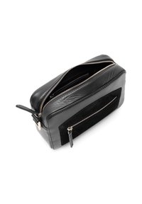 Mustapörröinen nahkapussi, jossa on mokkanahka-akkentti, varustettuna kaksinkertaisella vetoketjulla ja sivuvetoketjulokerolla. Tyylikäs pinta ja suorakaiteen muotoinen.