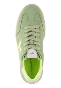 Grüner Wildledersneaker mit strukturiertem Muster, flachen Schnürsenkeln, limettengrünen Akzenten und beiger Gummisohle. Mit Logo an der Seite und auf der Zunge.