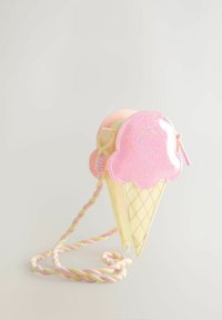 Lille crossbody-tasker formet som en isvaffel med pink glitrende kugle og en snoet pastel strop på en ensfarvet baggrund.