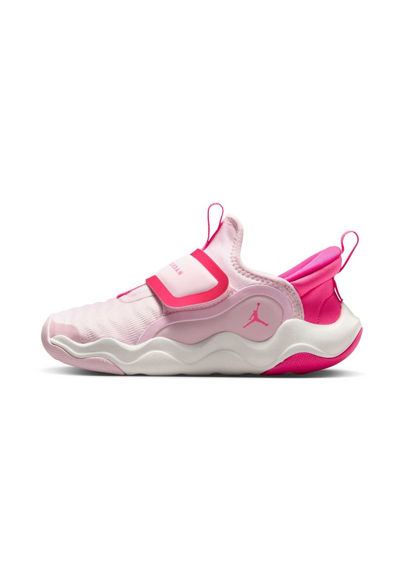 Scarpa atletica rosa con una toma superiore testurizzata, caratterizzata da una suola bianca ondulata, una fascia di accentuazione rosa e linguette sul tallone per facilitarne l'indossamento.