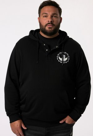 Zwarte pullover hoodie met een kangoeroezak, ribbelachtige manchetten en een knoopsluiting bij de kraag. Beschikt over een ronde graphic en tekst op de borst.