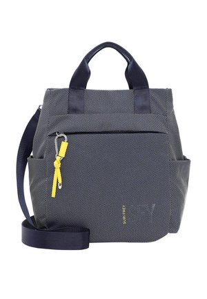 Sac cabas bleu texturé avec double poignée, poche avant zippée, tirette jaune et bandoulière amovible.