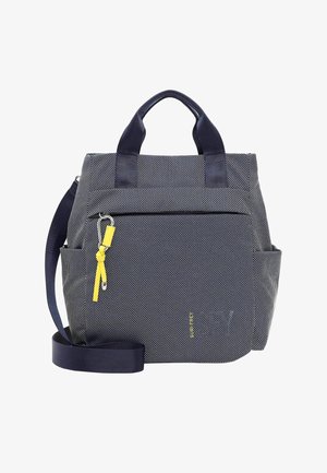 Sac cabas bleu texturé avec double poignée, poche avant zippée, tirette jaune et bandoulière amovible.