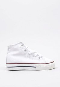 Witte canvas hoge sneaker met ronde neus, rubberen zool, twee oogjes en marineblauwe horizontale strepen op de zool. De textuur is glad.