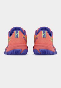 Αθλητικά παπούτσια σε ζωηρό κοραλλί με μοβ λεπτομέρειες. Το υφασμένο πάνω μέρος διαθέτει σχέδιο με μέλισσα, ενώ η σόλα έχει σχέδιο πέλματος με ζιγκ-ζαγκ.