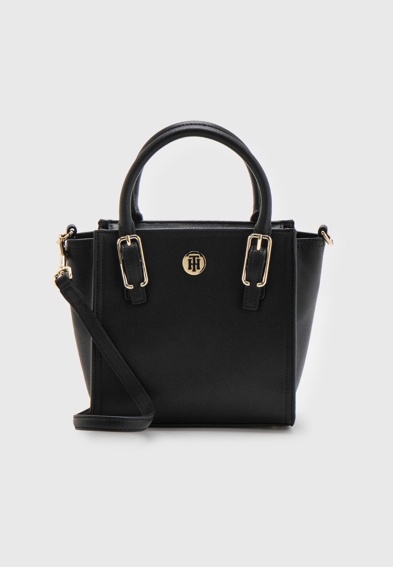 Sac à main synthétique noir au design structuré, avec deux poignées supérieures, une bandoulière réglable et des accents en métal doré, orné d'un logo.