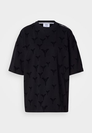 T-shirt preta com padrão texturizado de pequenos logotipos tonais em relevo. Mangas curtas e decote redondo. Feita em tecido de algodão.